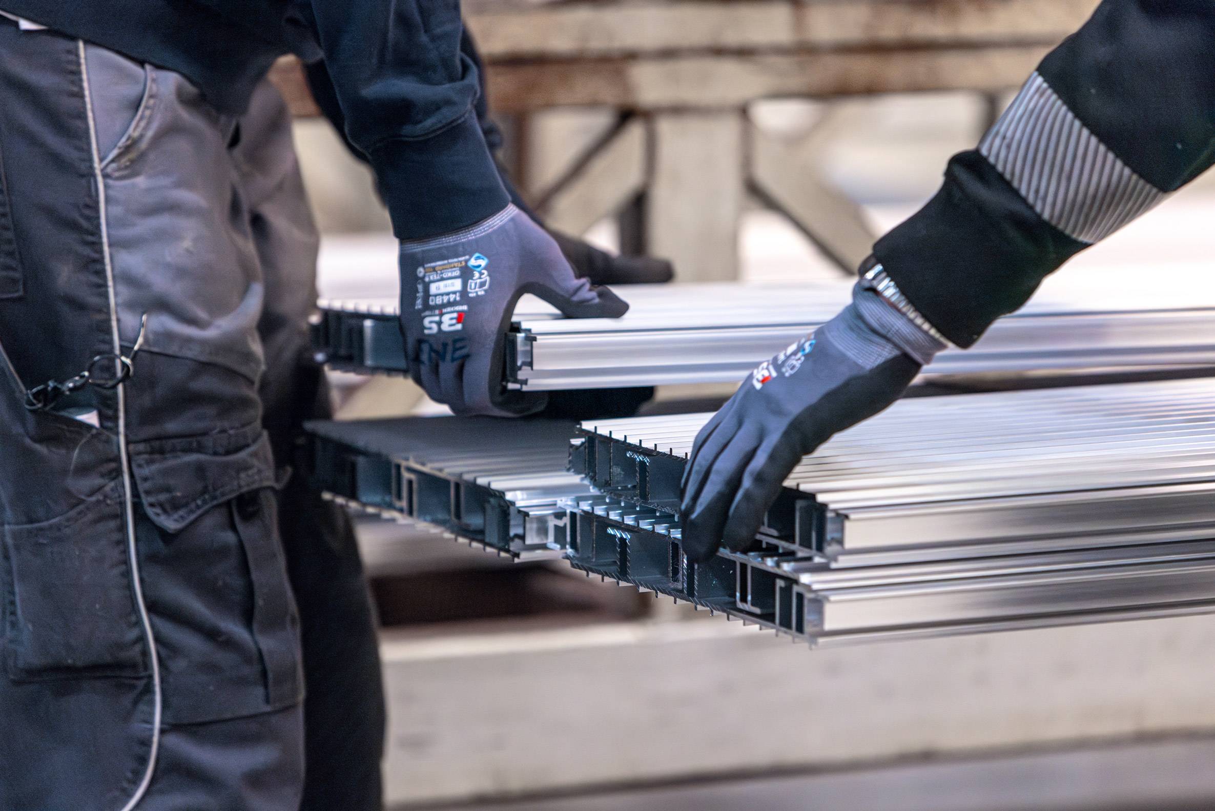Aluminium SEG display frame profile during real production fabrication